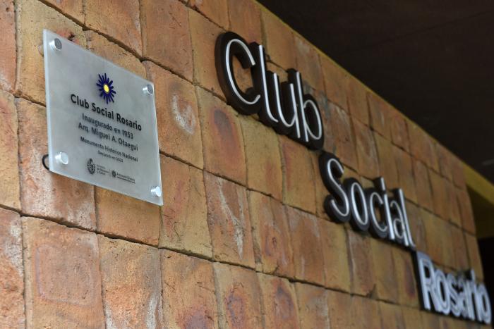 Foto de costado y se ve la placa y el nombre del club