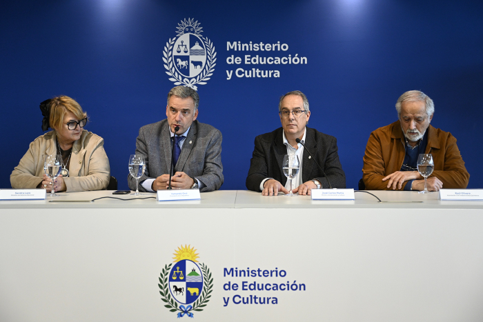 Autoridades dan el anuncio a las personas presentes