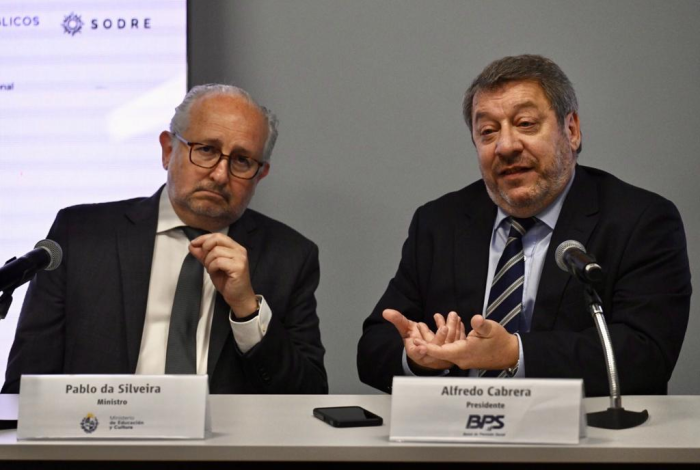 Plano del ministro Da SIlveira y el presidente del BPS, Alfredo Cabrera, en mesa de oradores. 