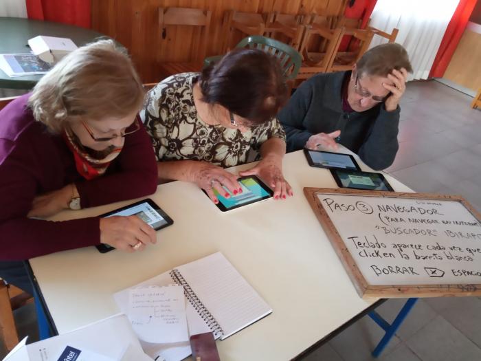 Personas participando de un taller