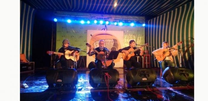 Grupo de cantantes con guitarras cantando