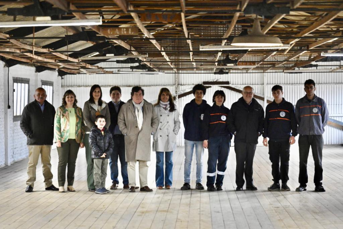 Autoridades y alumnos de la UTU naval posan en el ex Astillero Carmelo.