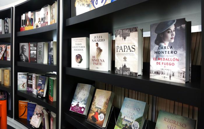 Estante con libros