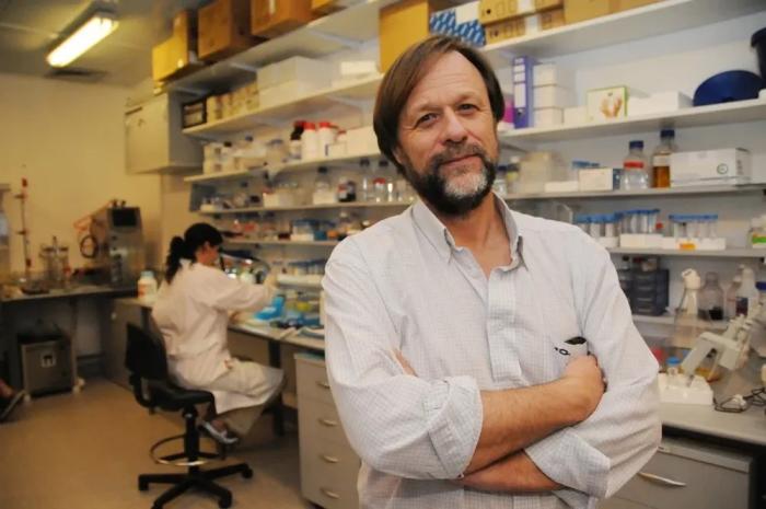 Dr. Luis Barbeito Dr. Luis Barbeito