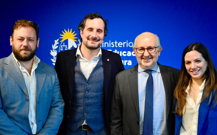 Escuelas Sodre Cuatro personas sonriendo.