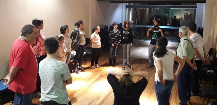 Personas participando de un taller