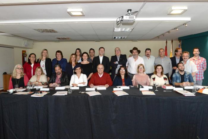 Autoridades de DNC y directores de Cultura. Autoridades de la Dirección de Cultura y directores de cultura de todo el país posan para la foto al finalizar la jornada.