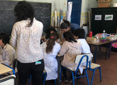 Niños en mesa
