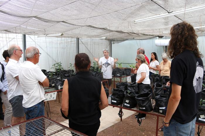 Participantes en el bioterio de plantas del Instituto
