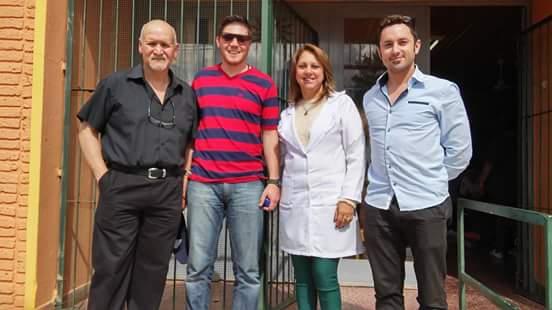 Integrantes del coro de adultos Personas posan para foto