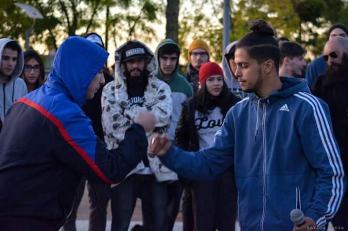 Jóvenes interactuando