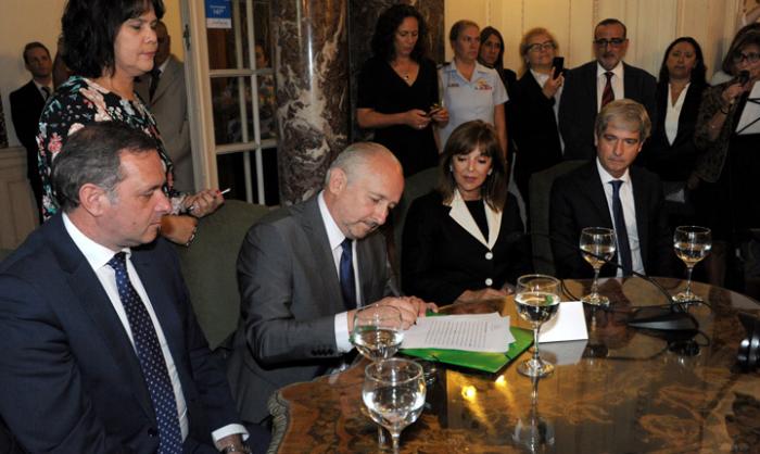 Firma Toma de posesión del ministro da Silveira