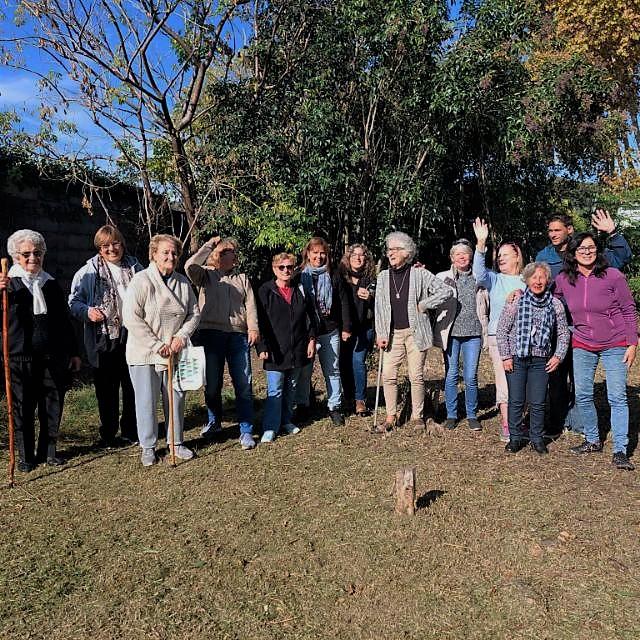 Adultas mayores de pie posando para una foto en el jardín