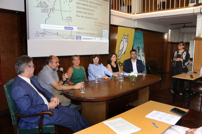 Mesa de apertura del curso con autoridades de las instituciones organizadoras Mesa de apertura del curso con autoridades de las instituciones organizadoras