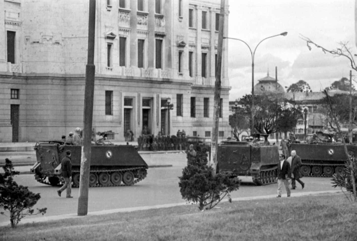 Tanques militares rodeando el Palacio Legislativo el 27 de junio de 1973.