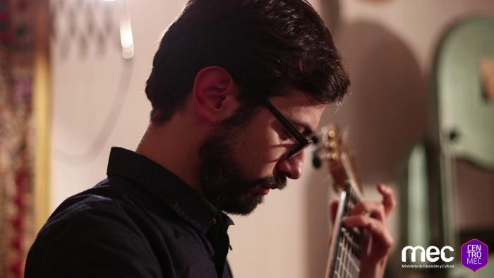 Gonzalo Victoria es fotografiado tocando una guitarra.