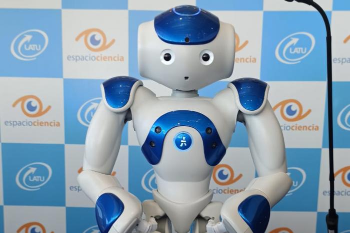 El robot Nao fue el maestro de ceremonia y quien dio la bienvenida a los visitantes Robot