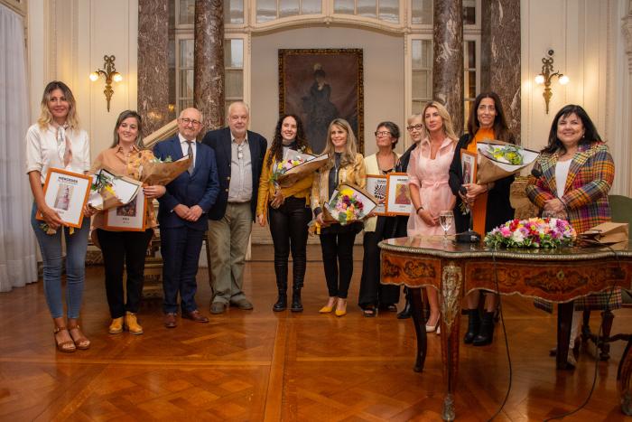 Autoridades junto a las artistas plásticas homenajeadas Plano general con autoridades y artistas plásticas