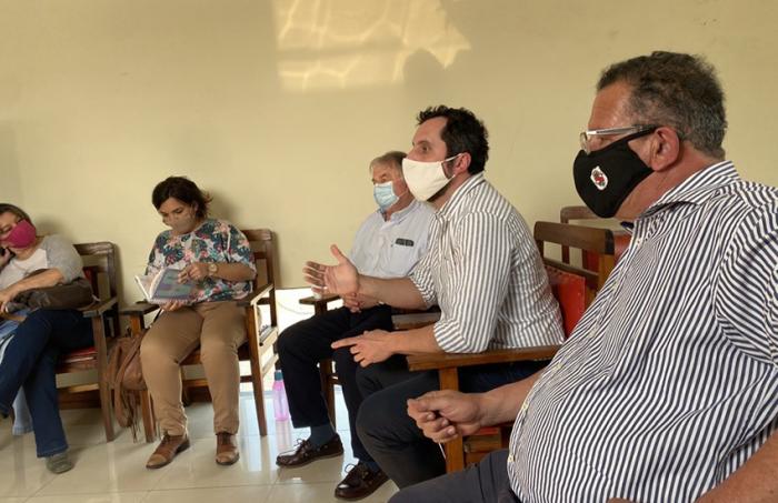 El director de Educación, Gonzalo Baroni, visitó los departamentos de Rivera y Artigas director de educación sentado conversando con otras personas en círculo