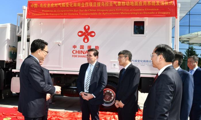 China dona a Uruguay equipos de recepción y procesamiento satelital Saludo entre el Embajador Fernando Lugris y autoridades de la República Popular China