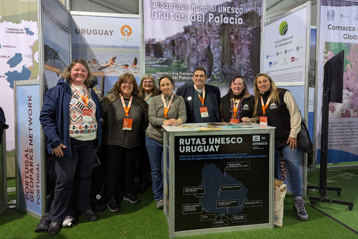 Integrantes de la delegación uruguaya en el stand de Rutas Unesco