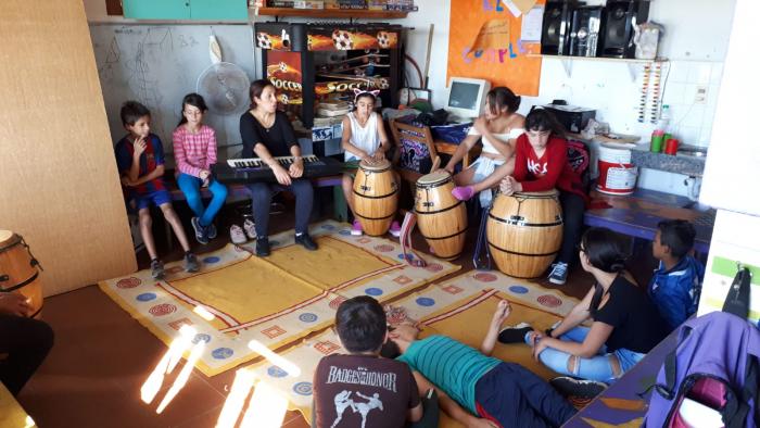 Personas participando de un taller