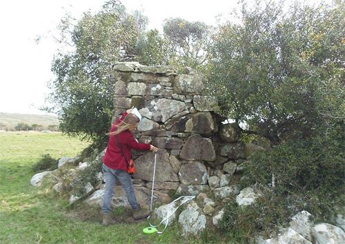 Arqueóloga tomando medidas