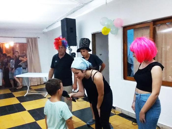 Niño hablando por micrófono