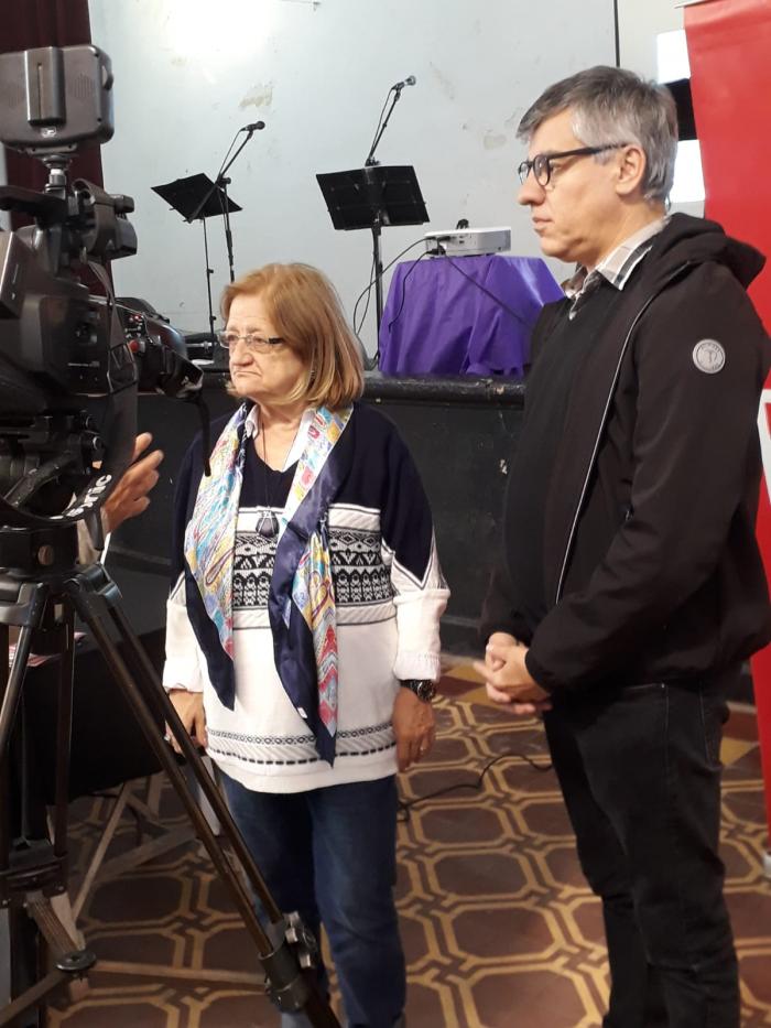 Personas hablando al público en lanzamiento