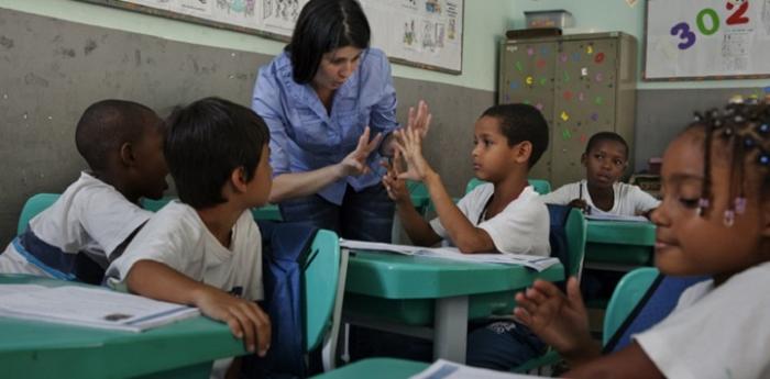 Maestra con niños en el aula