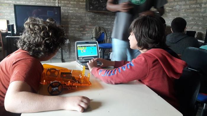 niños y niñas trabajando en programación