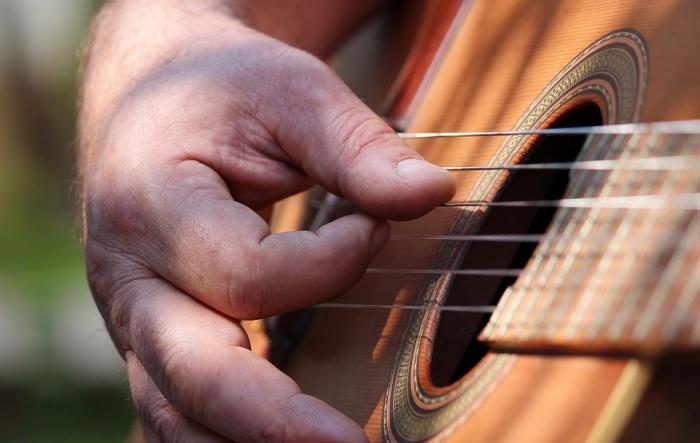 Fotografía de mano sobre guitarra