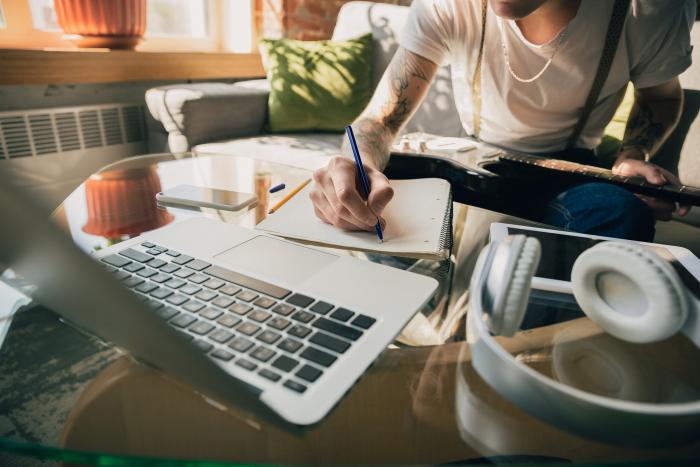 Hombre estudiando en casa durante cursos en línea