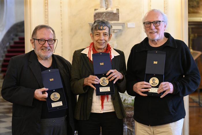 Elvio Gandolfo, Graciela Figueroa y Roberto Jones posan junto a sus medallas Delmira Agustini.,