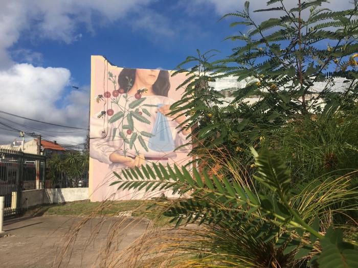 Proyecto artístico realizado en el muro medianero de la fachada del edificio.