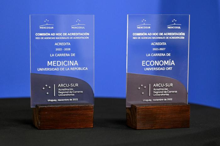 Placas de reconocimiento para las universidades