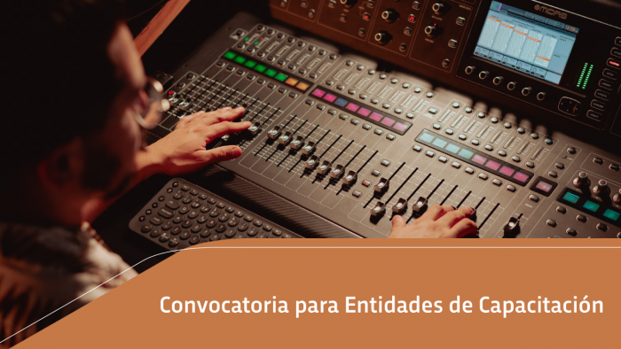 manos sobre consola