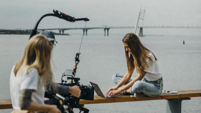 mujer filma a mujer