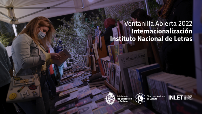 mujer en feria de libros mujer en feria de libros