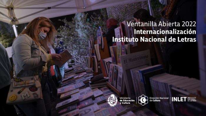 mujer en feria de libros