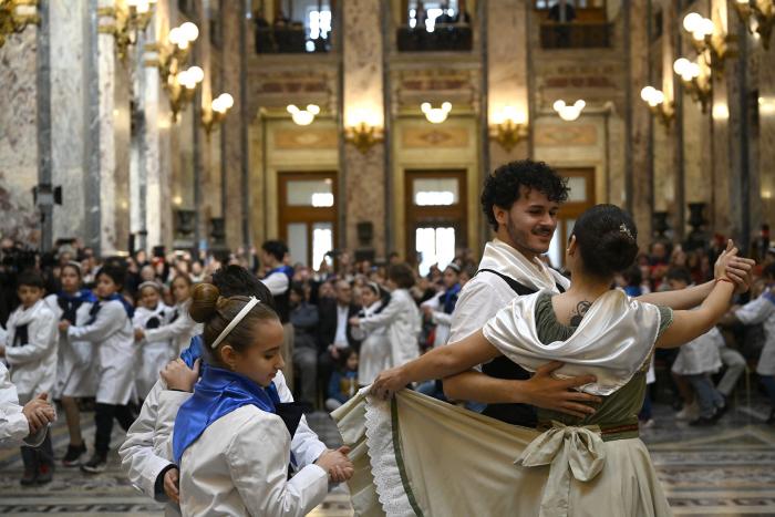 Baile en el Salón de los Pasos Perdidos.