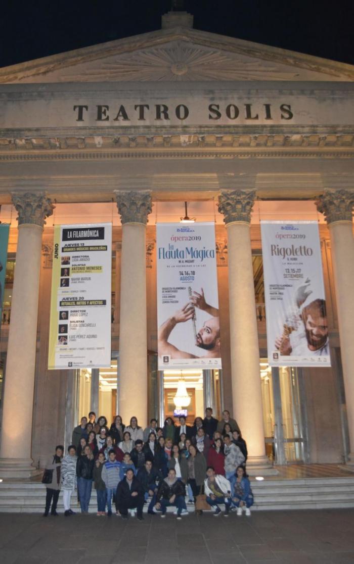 el grupo frente al teatro Solís