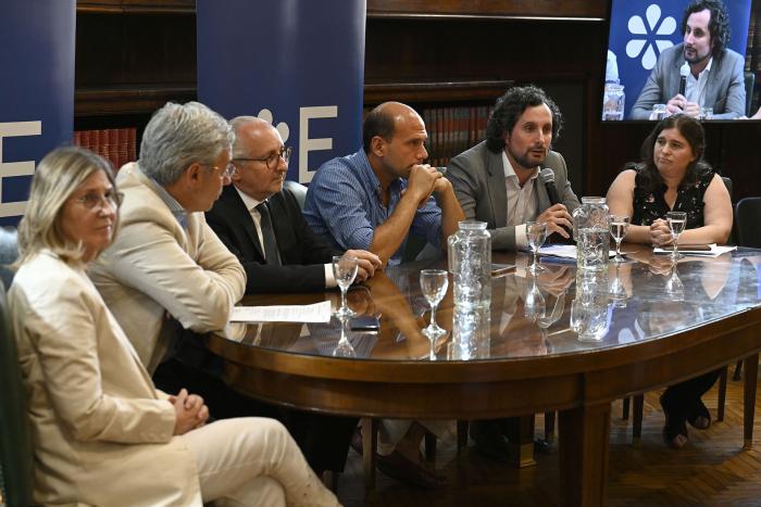 Ana Verocai, Robert Silva, Pablo da Silveira, Martín Lema, Gonzalo Baroni, Karen Sass.
