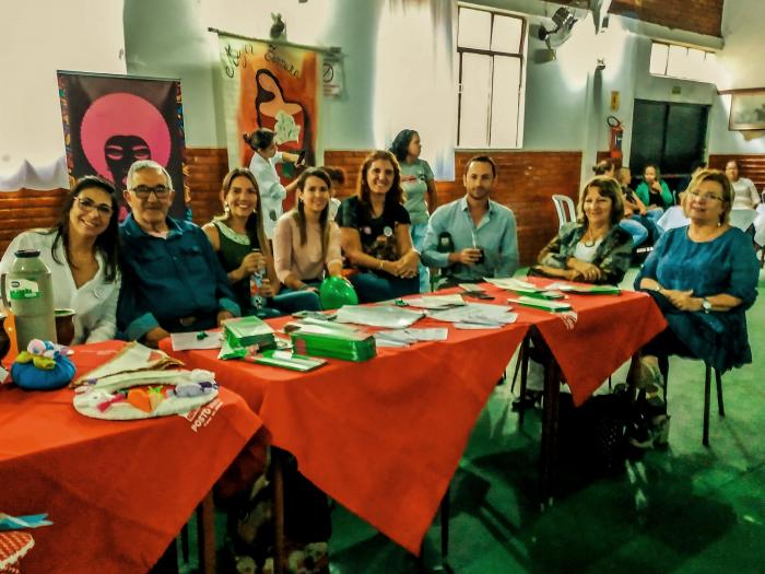 Personas en mesa