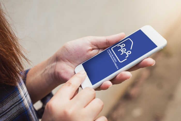 una persona mirando el celular