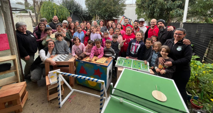 Entrega de ludoteca al Club de Niños Campanita por parte de la carpintería de la Unidad 7 de Canelon Personas posando para una foto