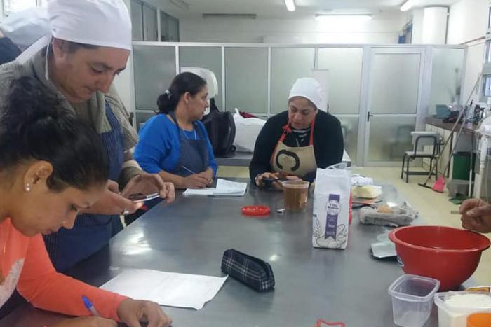 Mujeres participando en un taller de cocina