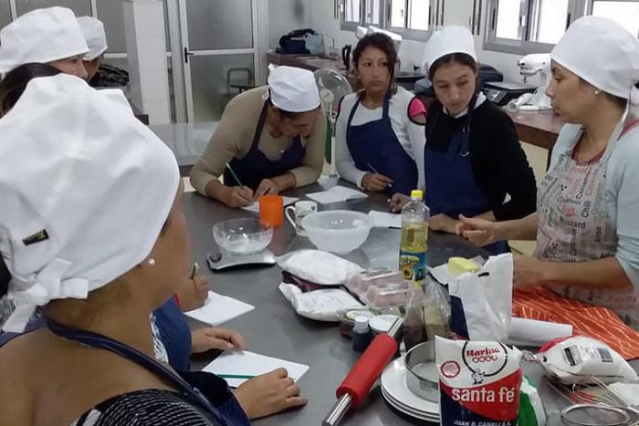 Personas participando de un taller