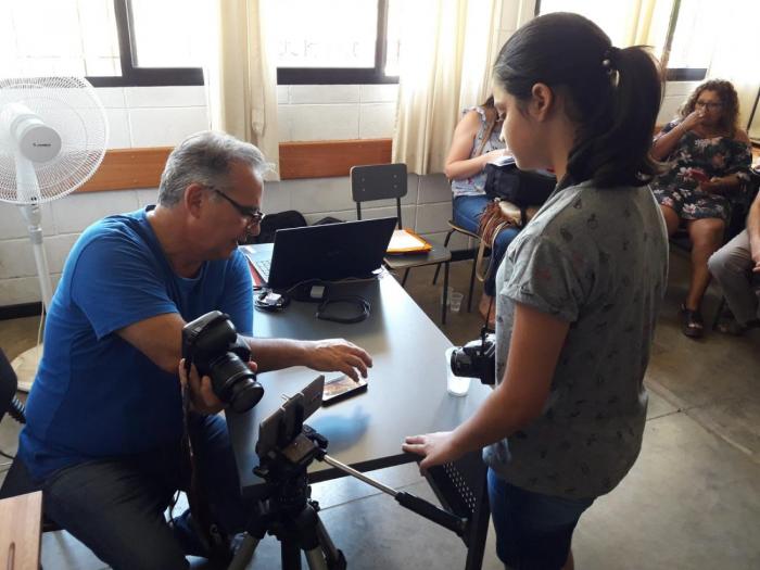Participante hablando con el profesor del taller, Fernando Perez. Participante hablando con el profesor del taller, Fernando Perez.