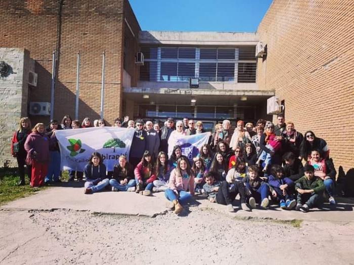 Personas en fila posan para foto